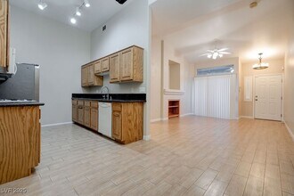 2305 W Horizon Ridge Pkwy in Henderson, NV - Building Photo - Building Photo