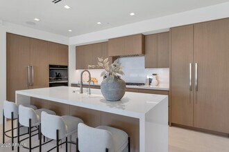 6587 N Palmeraie Blvd in Paradise Valley, AZ - Building Photo - Building Photo