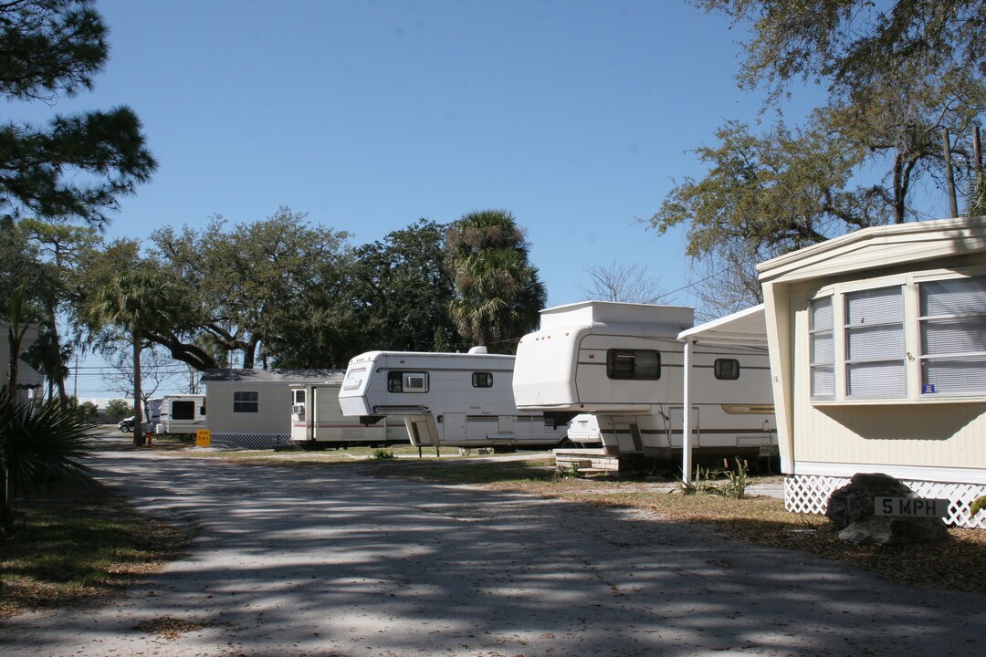 Sunshine Park in Port Richey, FL - Building Photo