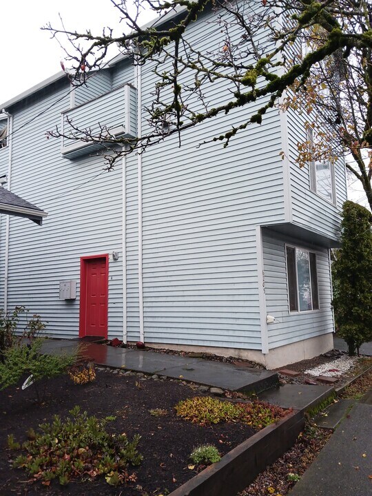 6205 SE 92nd Ave in Portland, OR - Building Photo