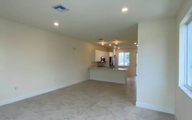 6425 NW 103rd Pl in Doral, FL - Building Photo - Building Photo