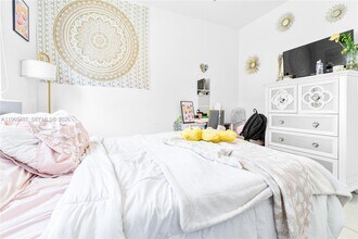 817 NE 211th St in North Miami Beach, FL - Building Photo - Building Photo