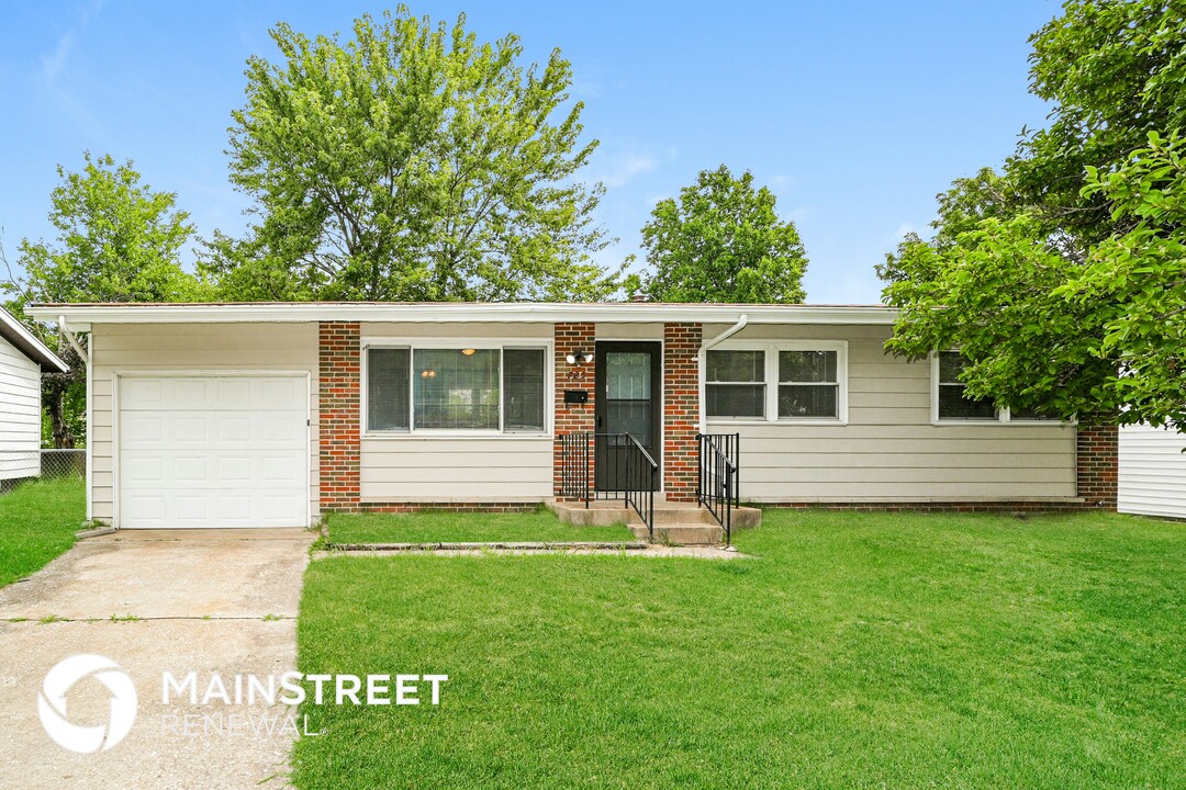 725 Bellarmine Ln in Florissant, MO - Building Photo