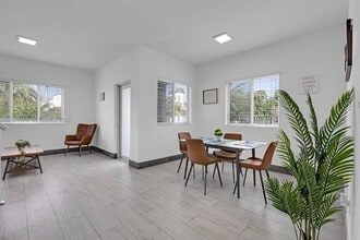 15450 NW 2nd Ave in Miami, FL - Foto de edificio - Building Photo