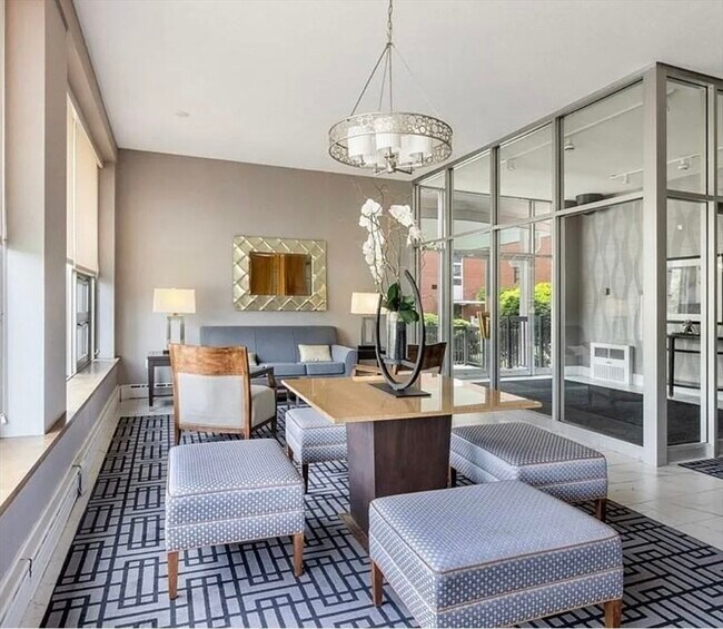 20 Hammond Pond Pkwy in Newton, MA - Foto de edificio - Building Photo