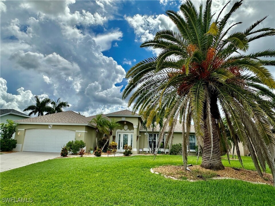 2522 SW 32nd Ln in Cape Coral, FL - Building Photo