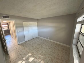 4136 Lakeside Dr in Tamarac, FL - Building Photo - Building Photo