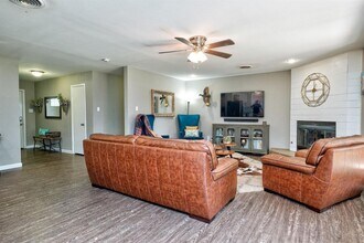 5209 16th St in Lubbock, TX - Foto de edificio - Building Photo