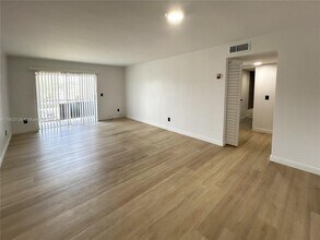 888 NE 132nd St in North Miami, FL - Foto de edificio - Building Photo