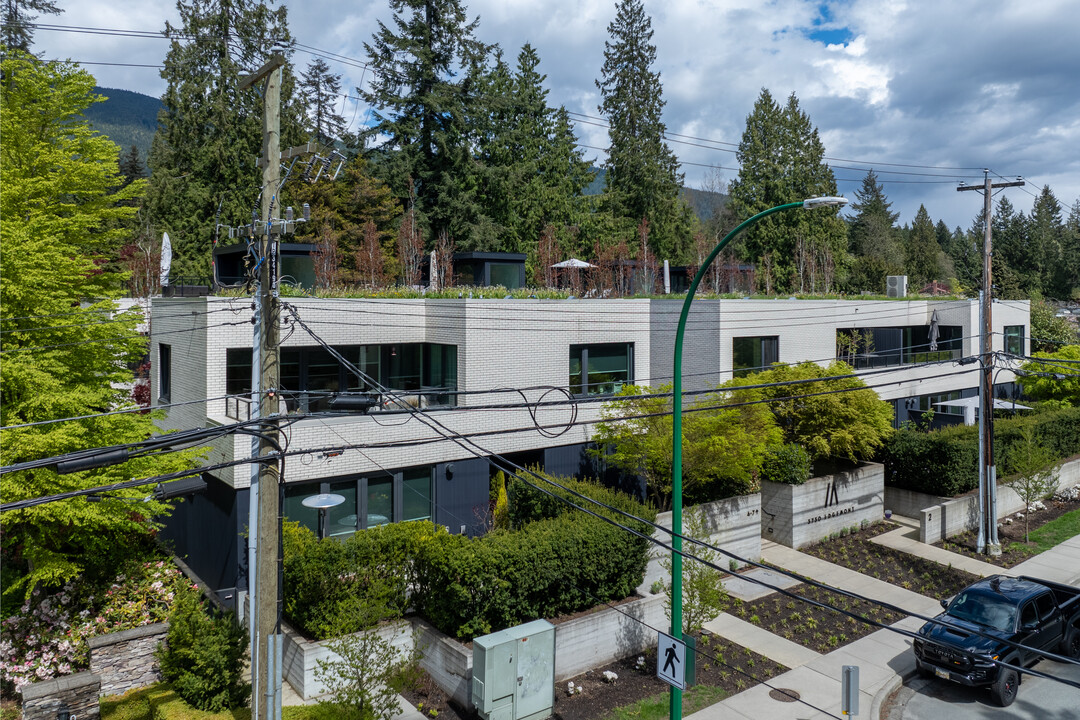 3730 Edgemont Blvd in North Vancouver, BC - Building Photo