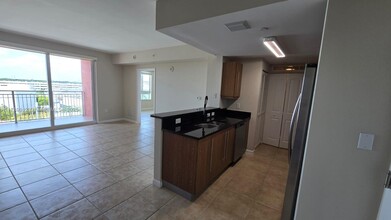 7355 SW 89th St in Miami, FL - Foto de edificio - Building Photo