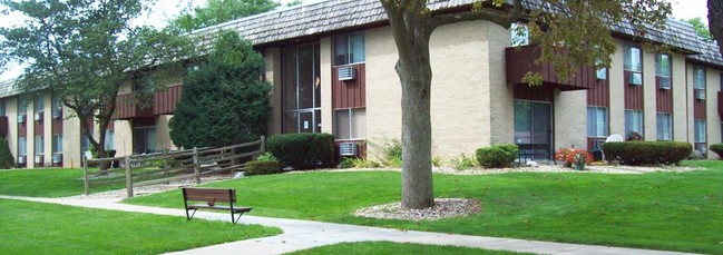 St. Albans Greens Townhouses and Apartments in Sycamore, IL - Foto de edificio - Building Photo