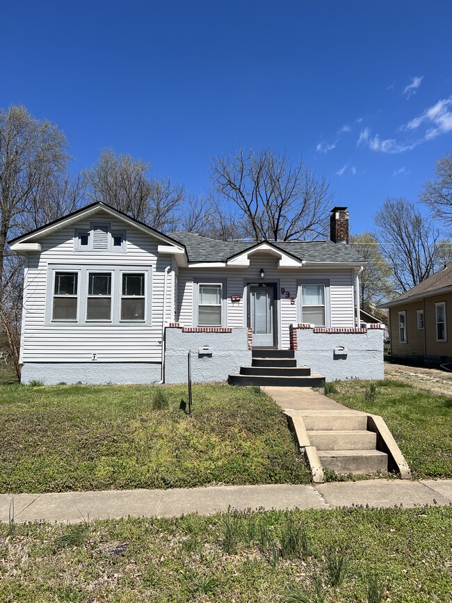 property at 935 E Delmar St