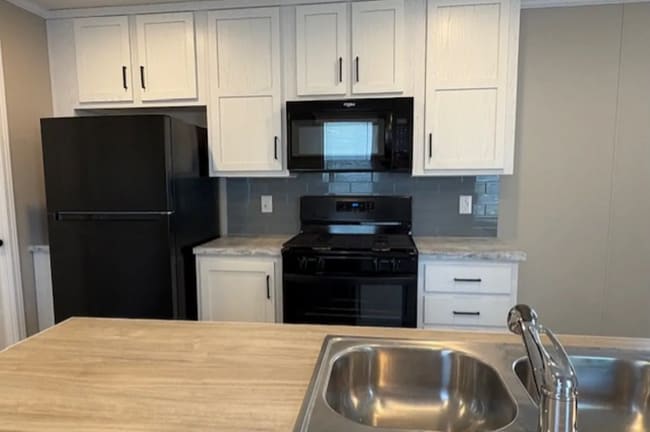 423 Dubois Dr in Howell, MI - Foto de edificio - Building Photo