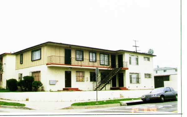 10242 Woodworth Ave in Inglewood, CA - Building Photo