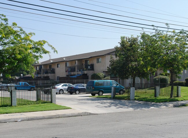 Arrow Garden Apartments in Fontana, CA - Building Photo - Building Photo