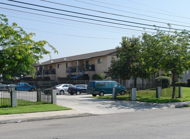 Arrow Garden Apartments in Fontana, CA - Foto de edificio - Building Photo