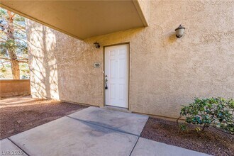 7300 W Pirates Cove Rd in Las Vegas, NV - Building Photo - Building Photo