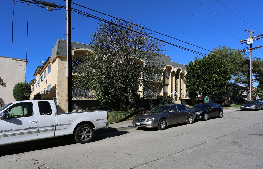 Klump Apartments in North Hollywood, CA - Building Photo