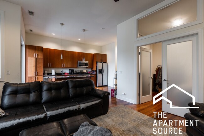 1354 W Augusta Blvd, Unit 201