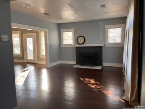 502 E Locust St in San Antonio, TX - Building Photo - Building Photo