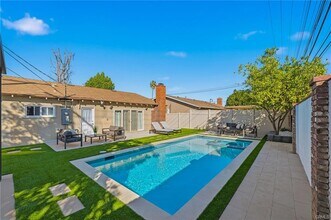 23010 Hartland St in Los Angeles, CA - Building Photo - Building Photo