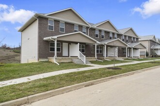 Cedar River Bluffs Townhomes in Cedar Rapids, IA - Building Photo - Building Photo