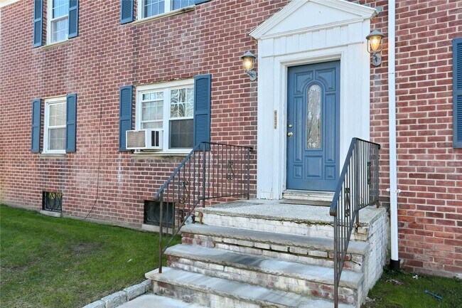 1 Rockland Ave in Nanuet, NY - Building Photo - Building Photo