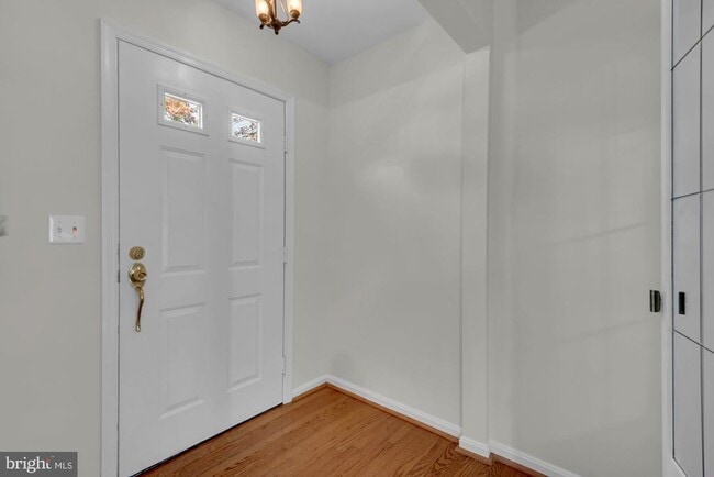 property at 6 Janwall Ct