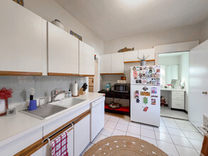 2136 N Clifton Ave, Unit J06P in Chicago, IL - Building Photo - Building Photo