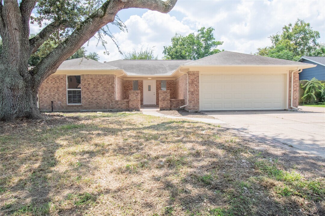 13111 Campos Dr in Houston, TX - Building Photo