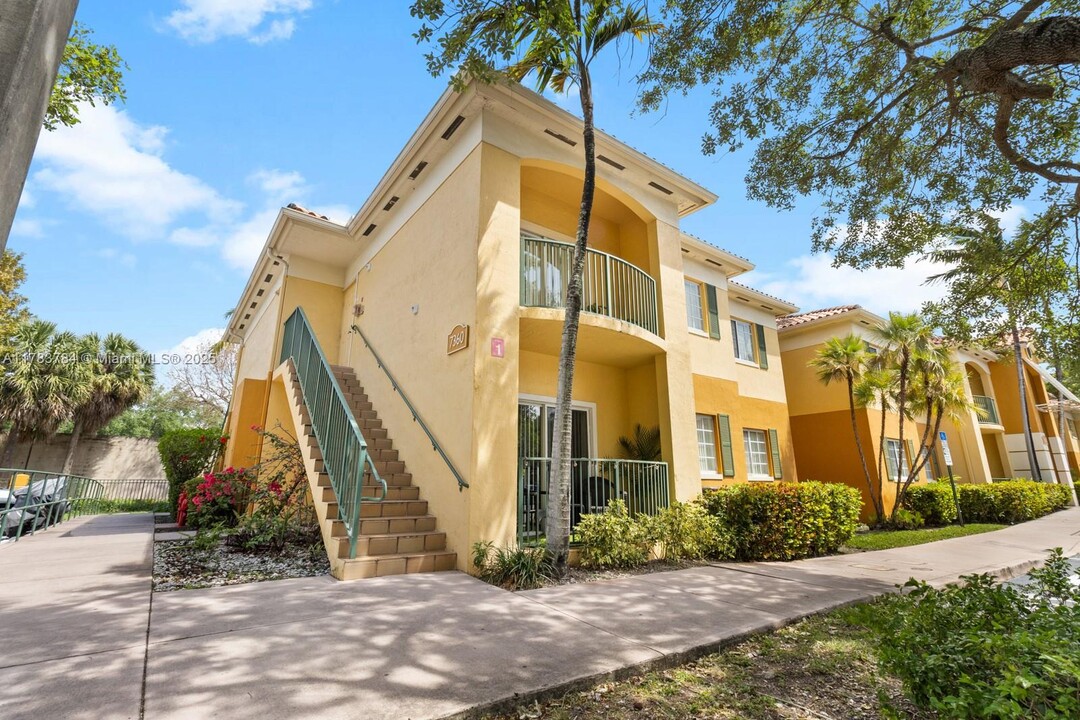 7360 NW 114th Ave in Doral, FL - Foto de edificio