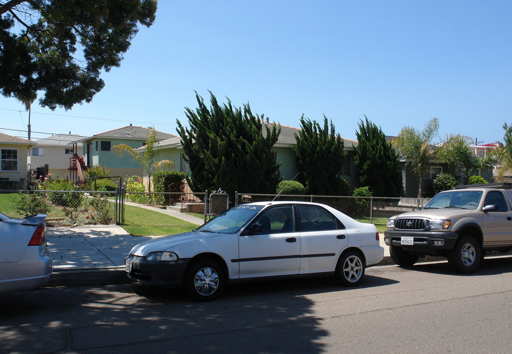 955-957 Tourmaline St in San Diego, CA - Building Photo