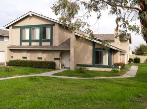 10571 Torrington Cor in Westminster, CA - Foto de edificio - Building Photo