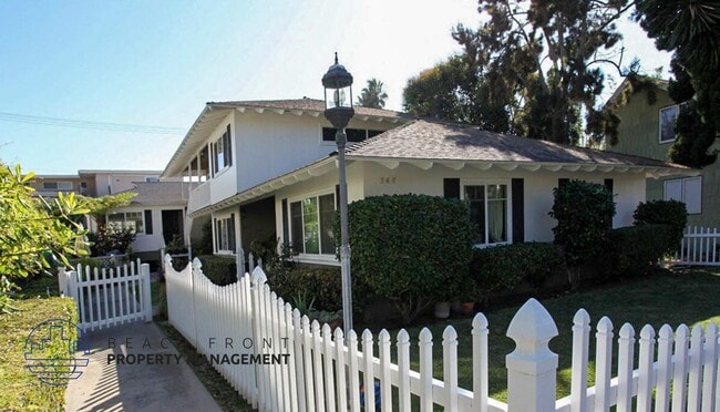 245 Cypress Dr. in Laguna Beach, CA - Foto de edificio - Building Photo