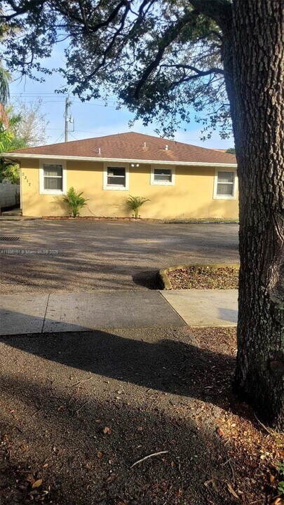 2317 Liberty St in Hollywood, FL - Building Photo