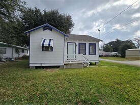 137 Dufrene Ln in Des Allemands, LA - Building Photo