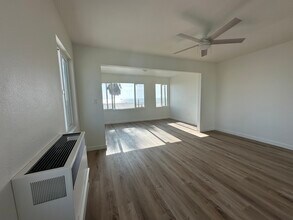 511 Ocean Front Walk in Venice, CA - Building Photo - Building Photo
