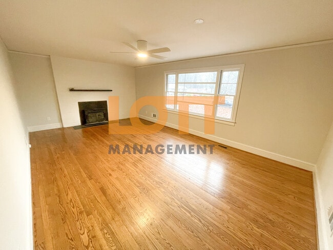 906 E Lee Rd in Taylors, SC - Building Photo - Building Photo