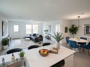 10024 Southwest Dr in Fort Worth, TX - Foto de edificio - Building Photo