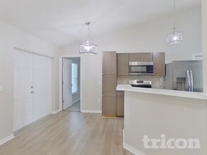 250 Canterbury Ct in Kissimmee, FL - Foto de edificio - Building Photo