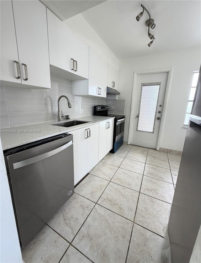 1075 93rd St in Bay Harbor Islands, FL - Building Photo - Building Photo