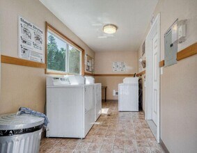 Sunset Villa Apartments in Canby, OR - Foto de edificio - Building Photo
