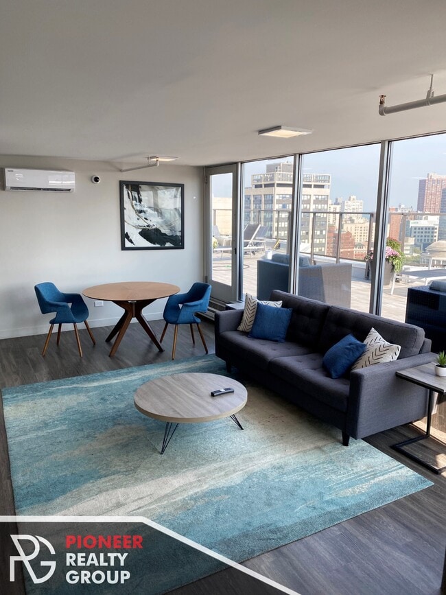 2551 N Clark St in Chicago, IL - Foto de edificio - Building Photo