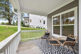 570 Lowndes Hill Rd in Greenville, SC - Building Photo - Building Photo
