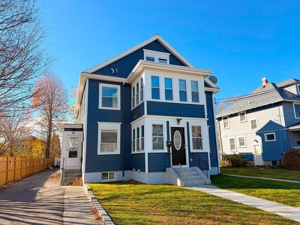 39 Pond St in Framingham, MA - Building Photo