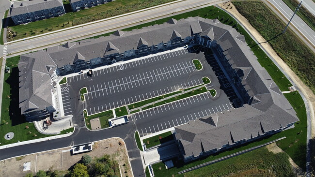 Elm Creek Commons in Maple Grove, MN - Foto de edificio - Building Photo