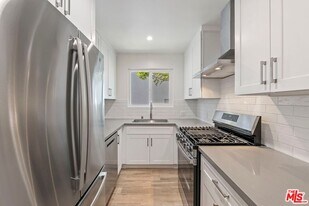 1250 N Crescent Heights Blvd in West Hollywood, CA - Building Photo