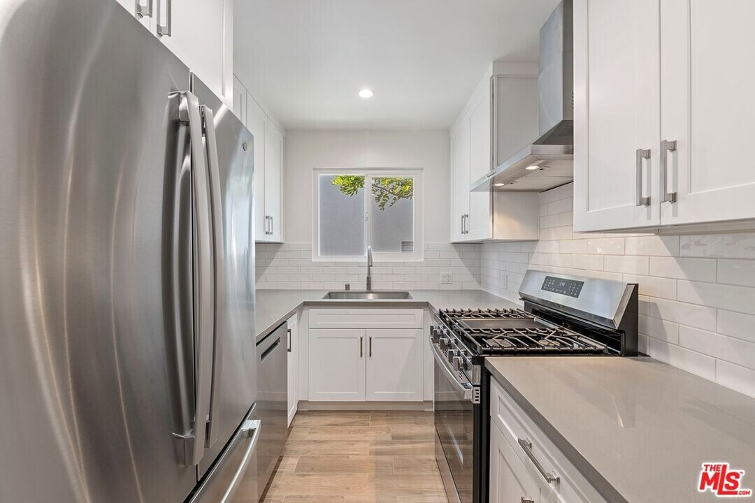 1250 N Crescent Heights Blvd in West Hollywood, CA - Building Photo