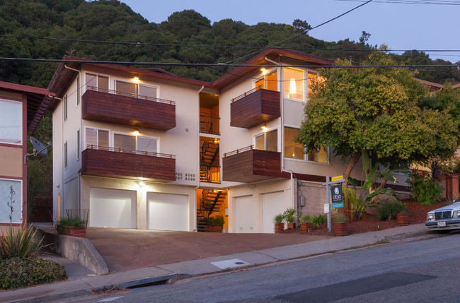 8069 Greenridge Dr in Oakland, CA - Building Photo - Building Photo